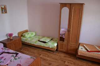 Гостевой дом Юкка Судак Семейный номер с общей ванной комнатой-6