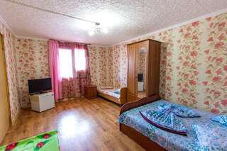 Гостевой дом Юкка Судак Семейный номер с общей ванной комнатой-1