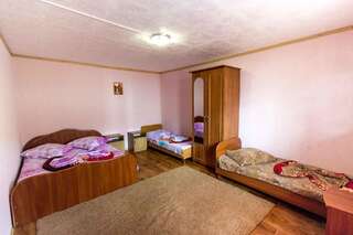 Гостевой дом Юкка Судак Семейный номер с общей ванной комнатой-2